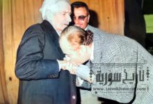 سعد_زغلول_الكواكبي_يقبل_يد_أستاذه_عمر_يحيى